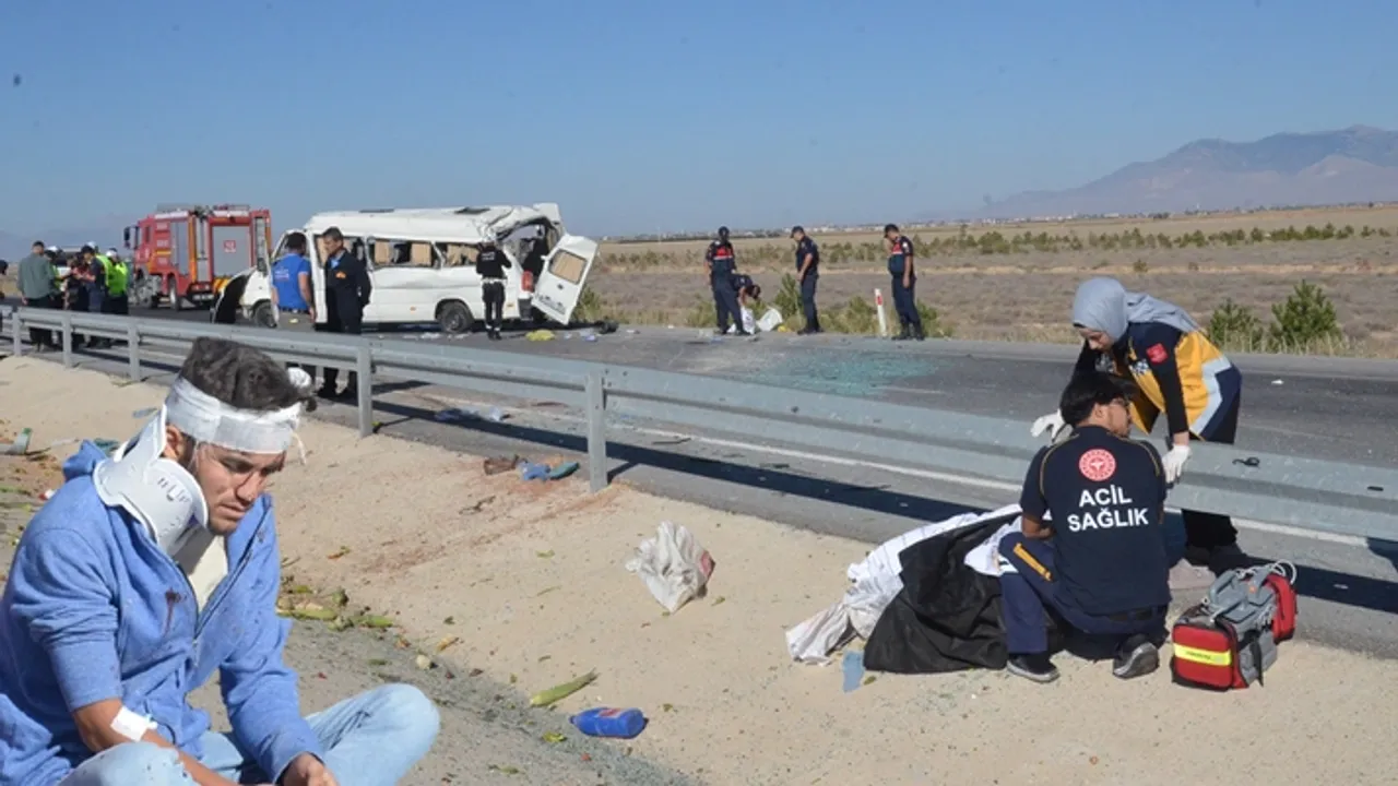 Karaman'da minibüs devrildi: 1 ölü, 10 yaralı
