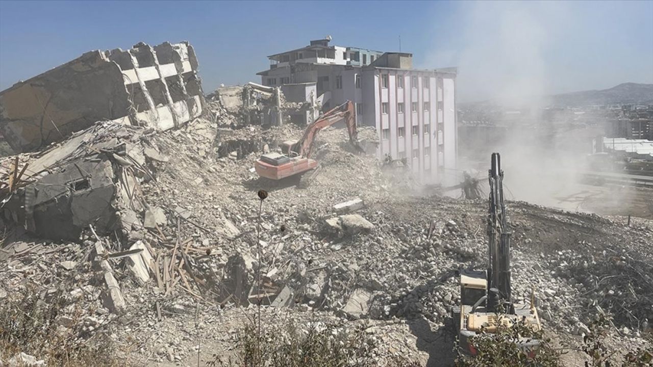 Hatay'da ağır hasarlı 2 bloklu site kontrollü yıkıldı