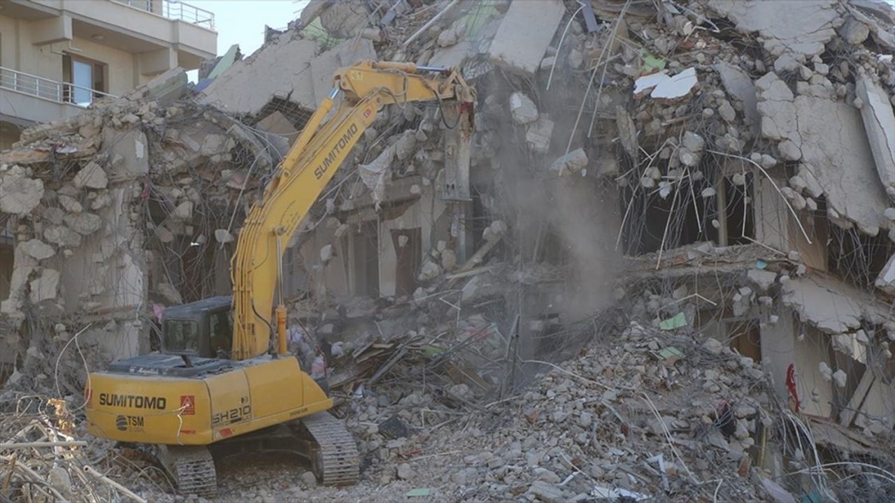 Hatay'da ağır hasarlı 6 bina kontrollü yıkıldı