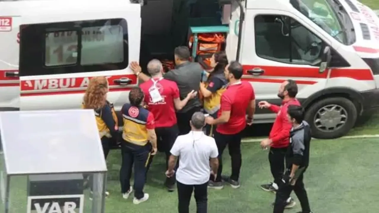 Teknik direktör maç esnasında fenalaşıp hastaneye kaldırıldı