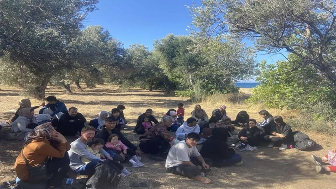 Çanakkale'de köyde göçmen operasyonu! 14 kaçak göçmen ile 1 göçmen kaçakçısı yakalandı