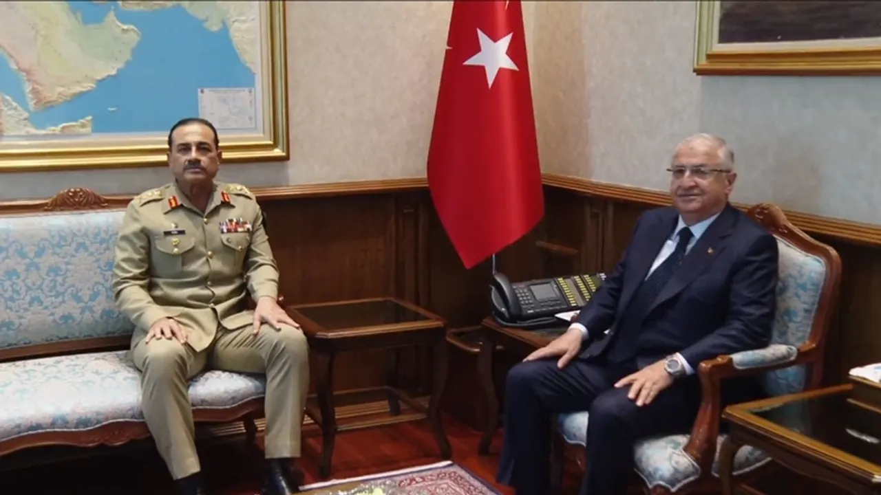 Milli Savunma Bakanı Yaşar Güler, Pakistan Kara Kuvvetleri Komutanı Munir'i kabul etti