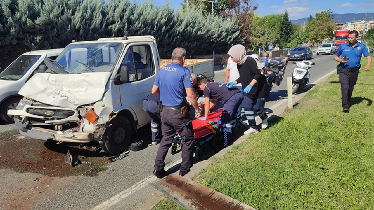 Bursa'da korkunç kaza! Kamyonet tıra arkadan çarptı