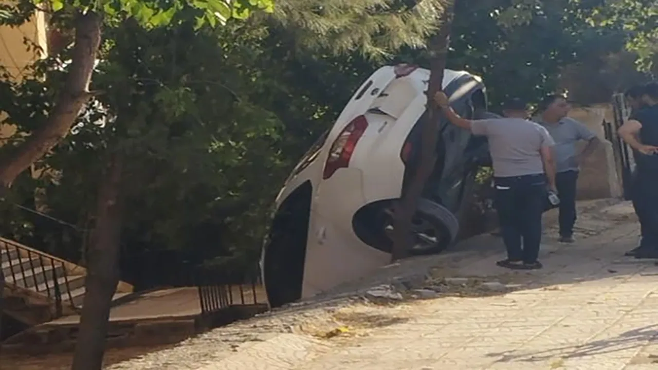 Şanlıurfa'da el freni çekilmeyen otomobil 2 metrelik boşluğa çakıldı!