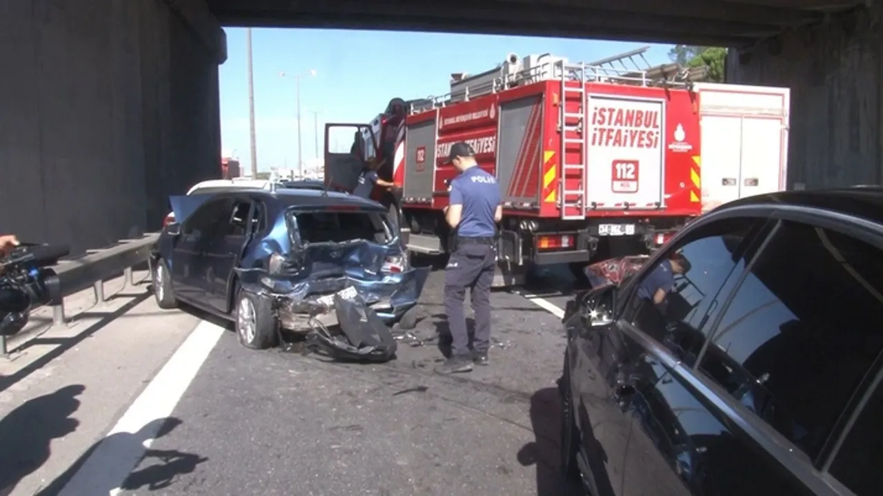 Kurtköy TEM otoyolunda 4 araç zincirleme kazaya karıştı: 2 yaralı