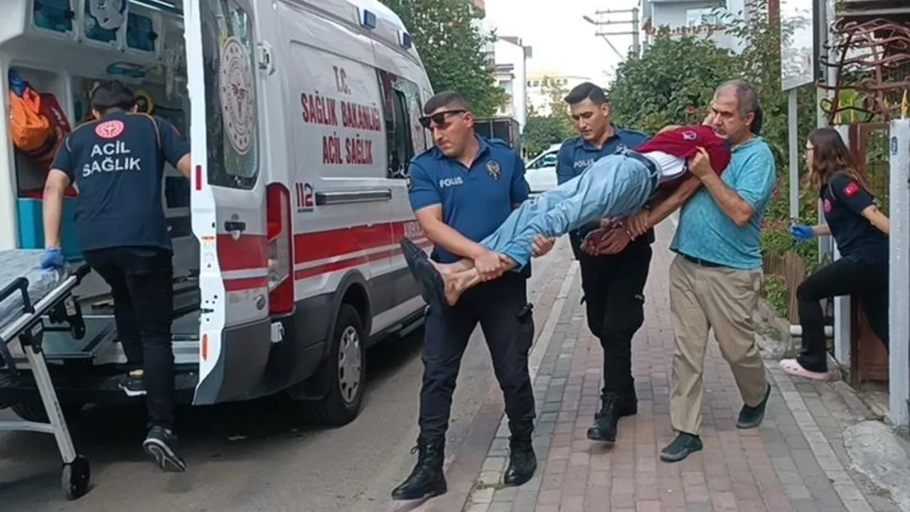 Kocaeli'de ekiplerin zor anları! Sinir krizi geçiren şahıs kelepçelenerek ambulansa taşındı