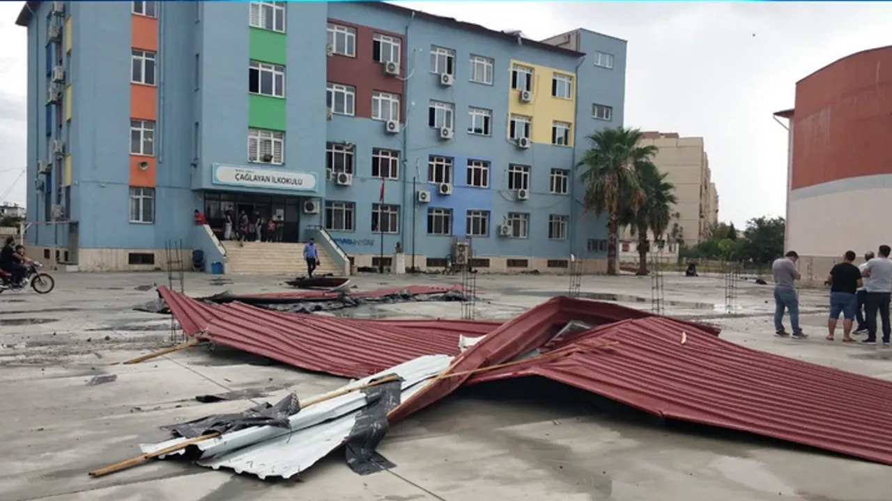 Mersin'in Tarsus ilçesinde fırtına ve sağanak etkili oldu: Okulun çatısı uçtu