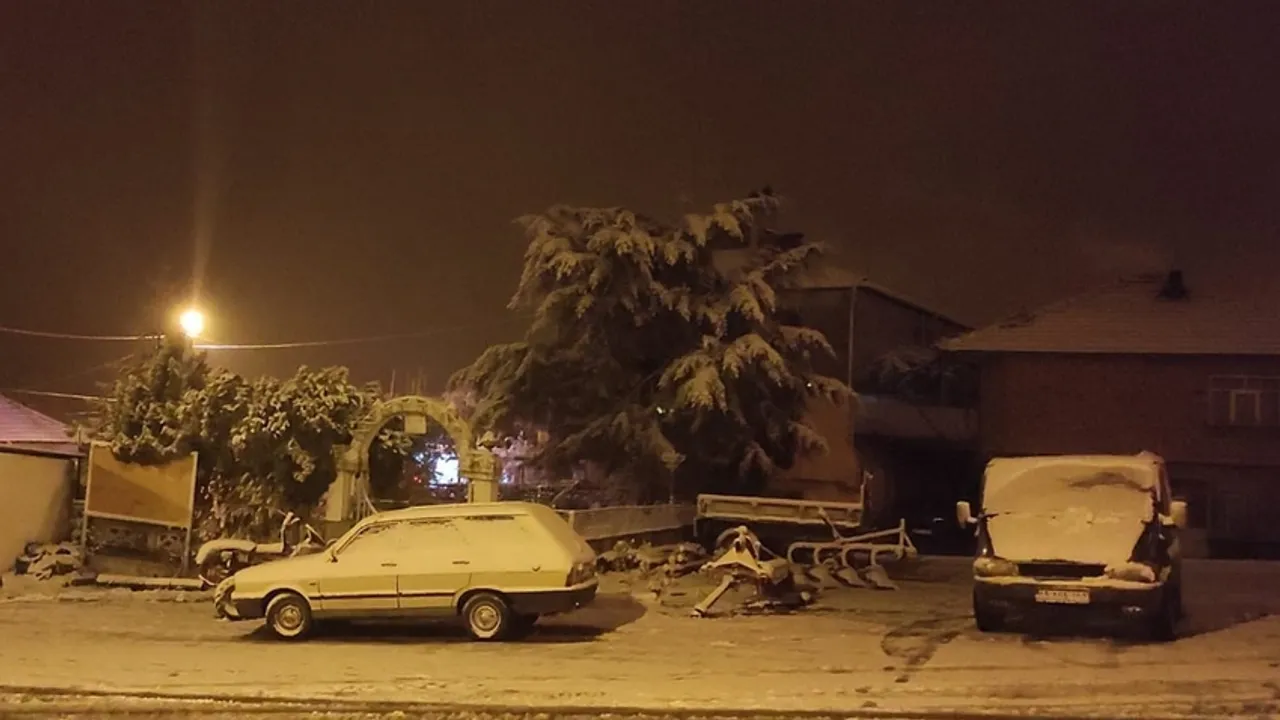 Manisa'da mevsimin ilk kar yağışı başladı