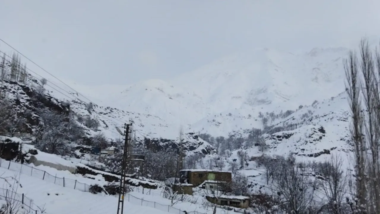 Batman’da kar yağışı nedeniyle kapanan köy yolları açılıyor