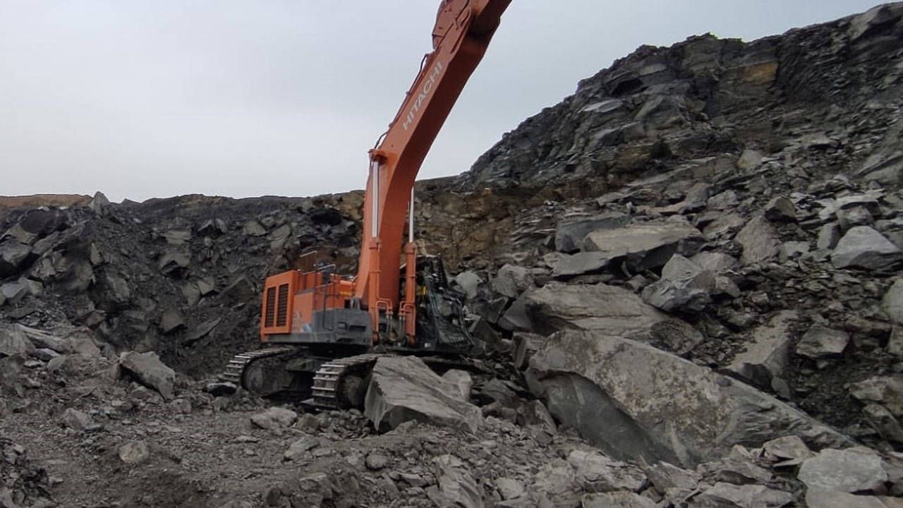 Maden ocağında iş makinesinin üzerine kaya düştü: 1 işçi yaralandı