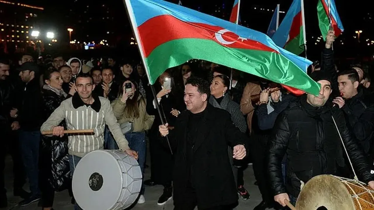 Azerbaycanlılar İlham Aliyev'in seçim zaferini kutladı