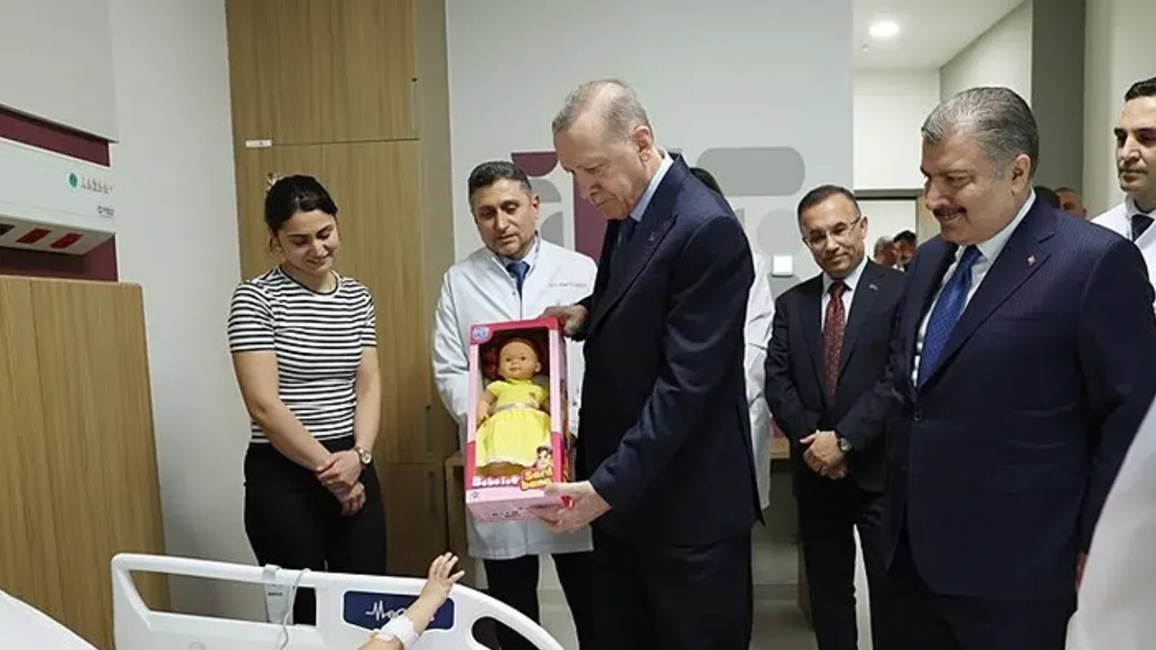 Başkan Erdoğan hastanede çocukları ziyaret etti