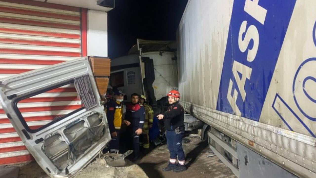 İzmir'de feci kaza: Ölü ve yaralılar var