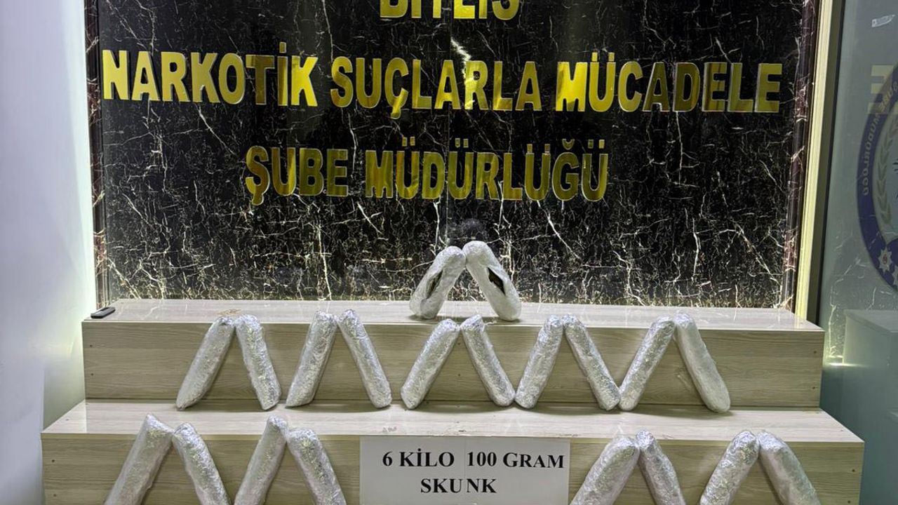 Bitlis’te Operasyon: 2 Araçta 6 Kilo Skunk Ele Geçirildi