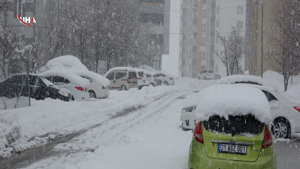 Bitlis'te Kar Geçit Vermedi: 82 Köy Yolu Kapandı