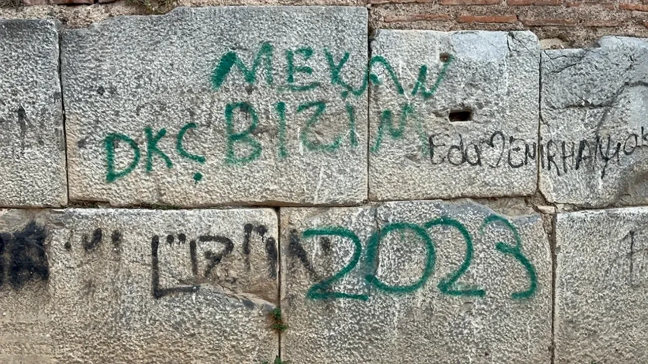 Tarihi Mirasa Büyük Saygısızlık: UNESCO Listesindeki İznik Surları Sprey Boyalarla Kirletildi