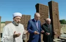 Devletin Zirvesi Ata Toprağında: Cumhurbaşkanı Erdoğan ve Bahçeli Ahlat Selçuklu Mezarlığı'nı Ziyaret Etti