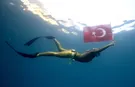 Milli Sporcu Şahika Ercümen’den Su Altında Cumhuriyet Bayramı Kutlaması