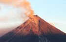 Filipinler’de Mayon Yanardağı Patladı: 3 Bin Metreye Kül Püskürttü