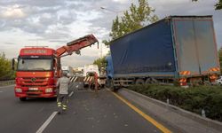 Ankara'da kamyon refüjde asılı kaldı