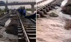 Mersin'de yaşanan sağanak, tren yoluna zarar verince seferler aksadı