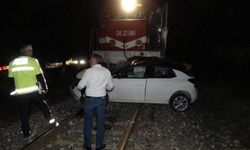 Yolcu treni hemzemin geçitte otomobile çarptı: 1 ölü