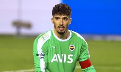 Altay Bayındır, Manchester United'a imzayı atıyor