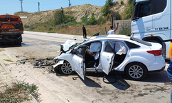 Adana'da temizlik kamyonuna arkadan çarpan otomobilde 1 ölü, 3 yaralı