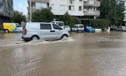 İzmir'de Su Borusu Patladı, Ev ve İş Yerlerini Su Bastı!