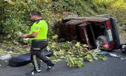 Bursa'da yamaca çarpıp yan yatan otomobil hurdaya döndü! 5 kişi yaralandı