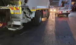 Çöp toplama kamyonunun altında kalan yaşlı adam can verdi!