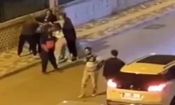 Bursa'da iki grup kadın sokak ortasında saç baş birbirine girdi! Erkekler oturup kavgayı izledi