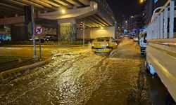 Kuşadası'nda sağanak yağış! 10 dakikada yollar göle döndü