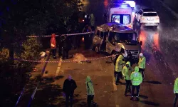 16 yaşındaki sürücünün kullandığı minibüs ağaca çarptı: 3 ölü, 4 yaralı