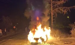 Seyir halindeki otomobil alev topuna döndü, sürücü canını zor kurtardı