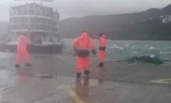 Amasra Limanı'nda bir tekne battı, geminin halatları koptu