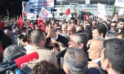 CHP'nin yeni Genel Başkanı Özgür Özel, İzmir'de partililer tarafından karşılandı