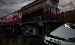 Diyarbakır'da lokomotif otomobile çarptı: 2'si ağır 5 yaralı