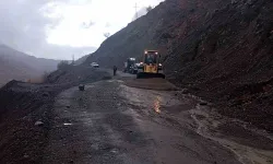 Ekipler kapanan yolda hastaya ulaşmak için seferber oldu