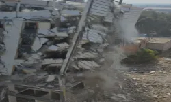 Hatay’da 8 katlı bina korna sesiyle aniden yıkıldı
