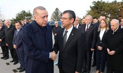 İlk karşılaşma! Cumhurbaşkanı Erdoğan ile CHP lideri Özgür Özel Anıtkabir'de tokalaştı