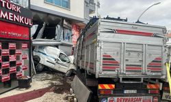 Ankara'da freni patlayan kamyon önüne aldığı aracı sürükleyerek dükkana girdi, 2 yaralı