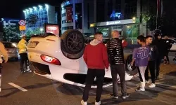 Kadıköy'de makas atan araç takla atarak motosikletin üzerine düştü: 1 ağır yaralı