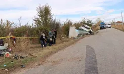 Kamyonet ve hafif ticari aracın çarpıştığı kazada 2 kişi öldü, 3 kişi yaralandı