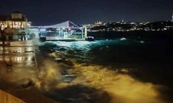 Marmara Denizi’nde fırtına: Dalgalar 3 metreye ulaştı, seferler iptal edildi
