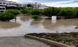 Meteoroloji uyarmıştı, İzmir Çeşme'de şiddetli yağış başladı