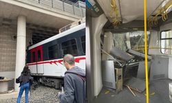 İzmir'de metro raydan çıkarak duvara çarptı