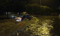 Şiddetli yağış Adıyaman'da etkili oldu: Cadde ve sokaklar göle döndü