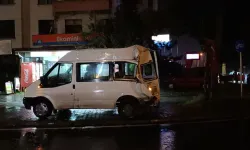 Trafik ışıklarında duramayan tır, minibüse çarptı