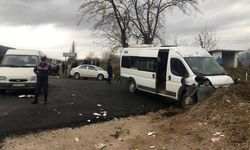 Taşımalı eğitim öğrencilerini taşıyan servis kaza yaptı: 14 çocuk yaralandı